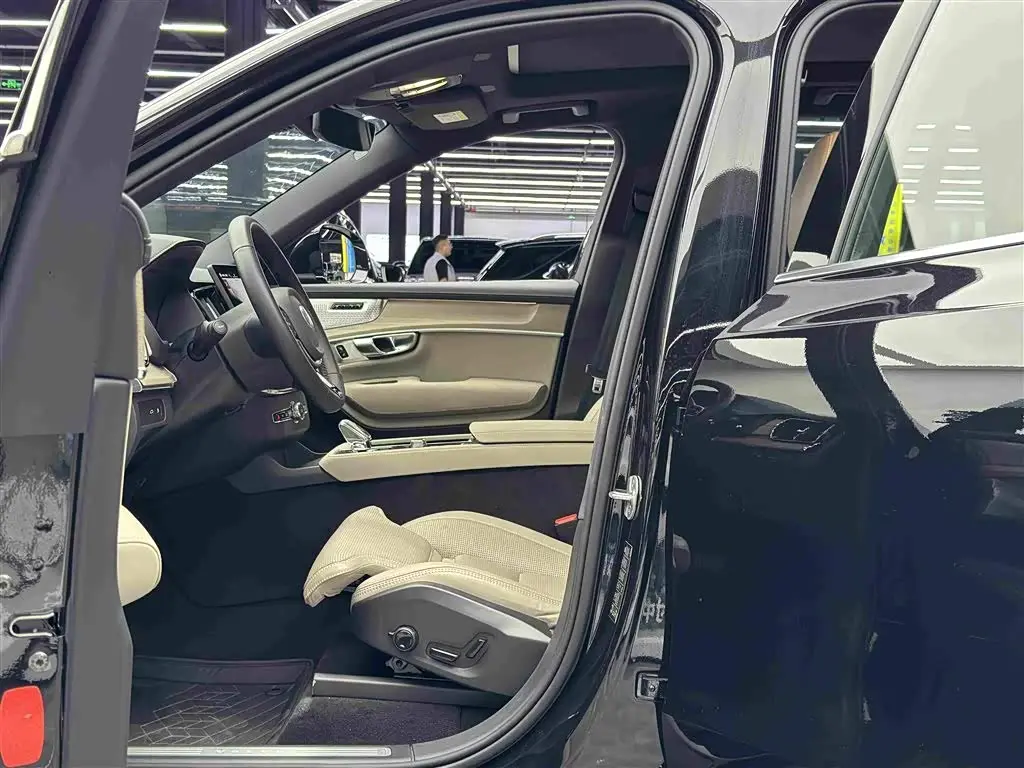 Volvo XC90 Plug-in Hybrid 2025 — Photo 6/17