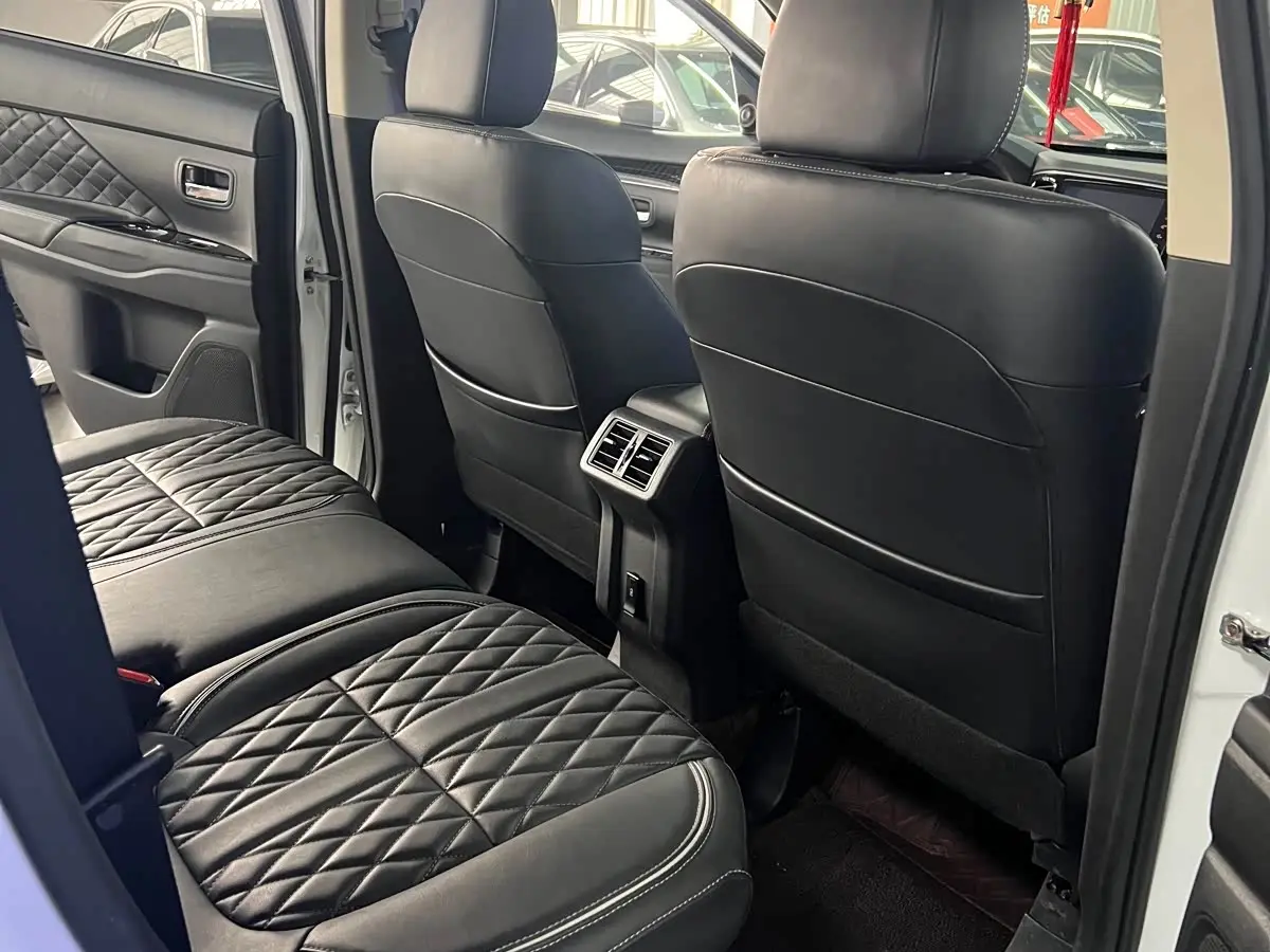 Mitsubishi Outlander 2021 — Photo 12/19