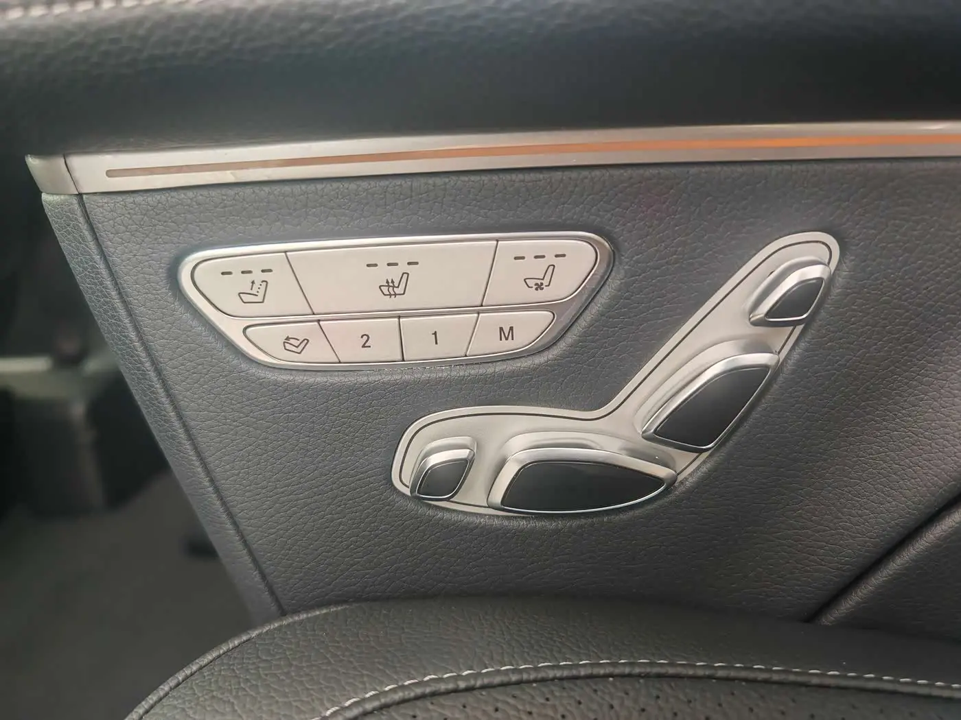 Mercedes-Benz V-Class 2023 — Photo 17/20