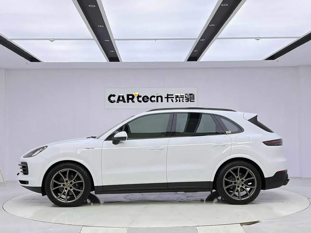 Porsche Cayenne New Energy 2023 — Фото 2/20