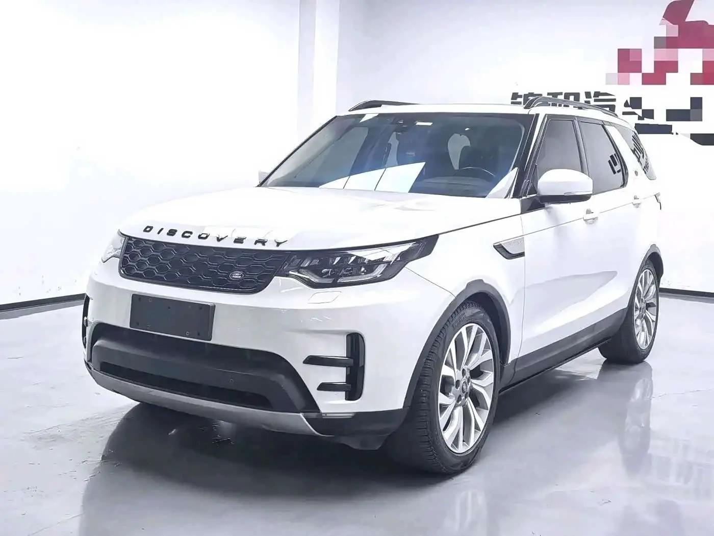 Land Rover Discovery 2017 — Photo 1/10
