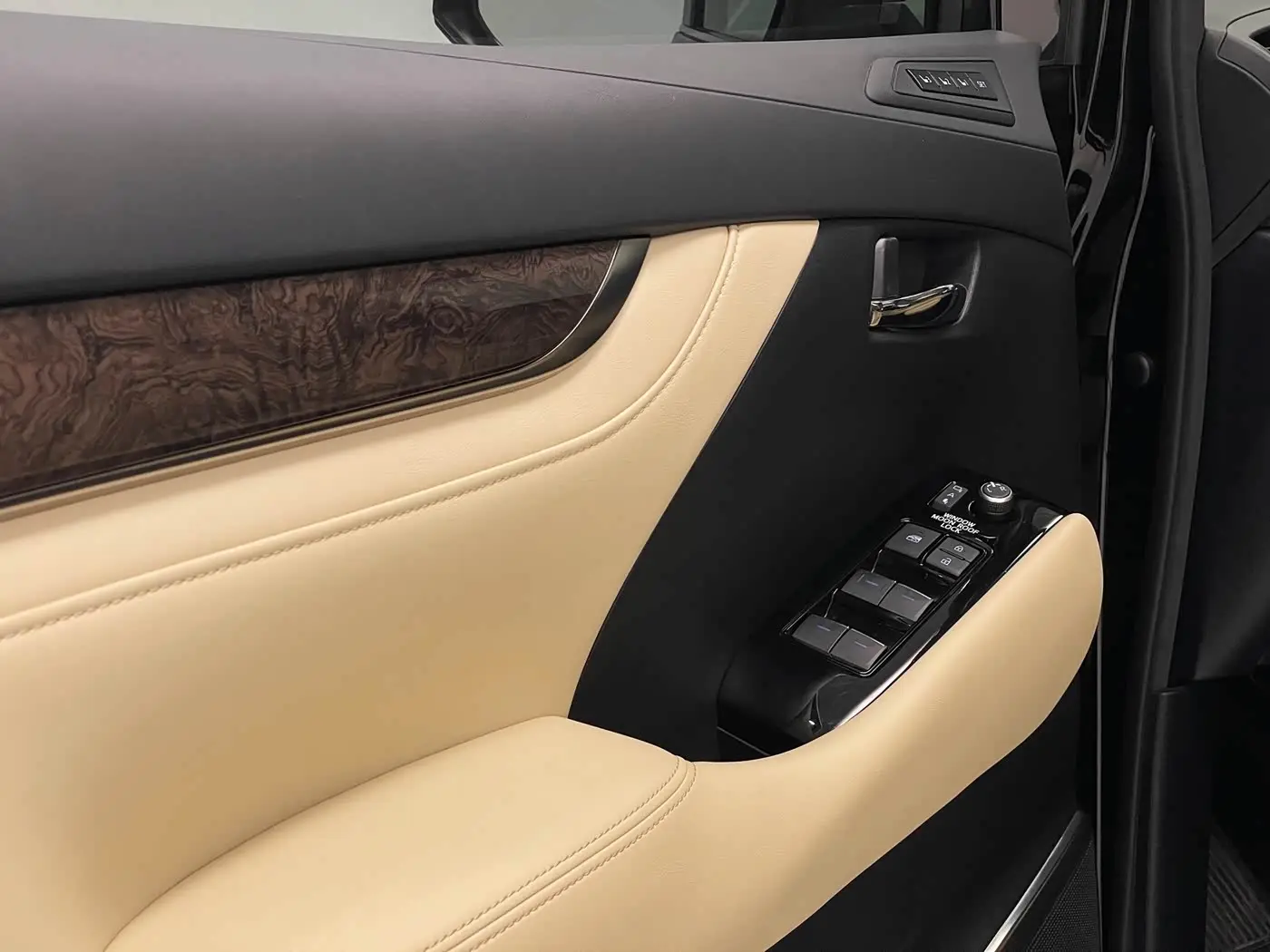 Toyota Alphard 2022 — ფოტო 11/20