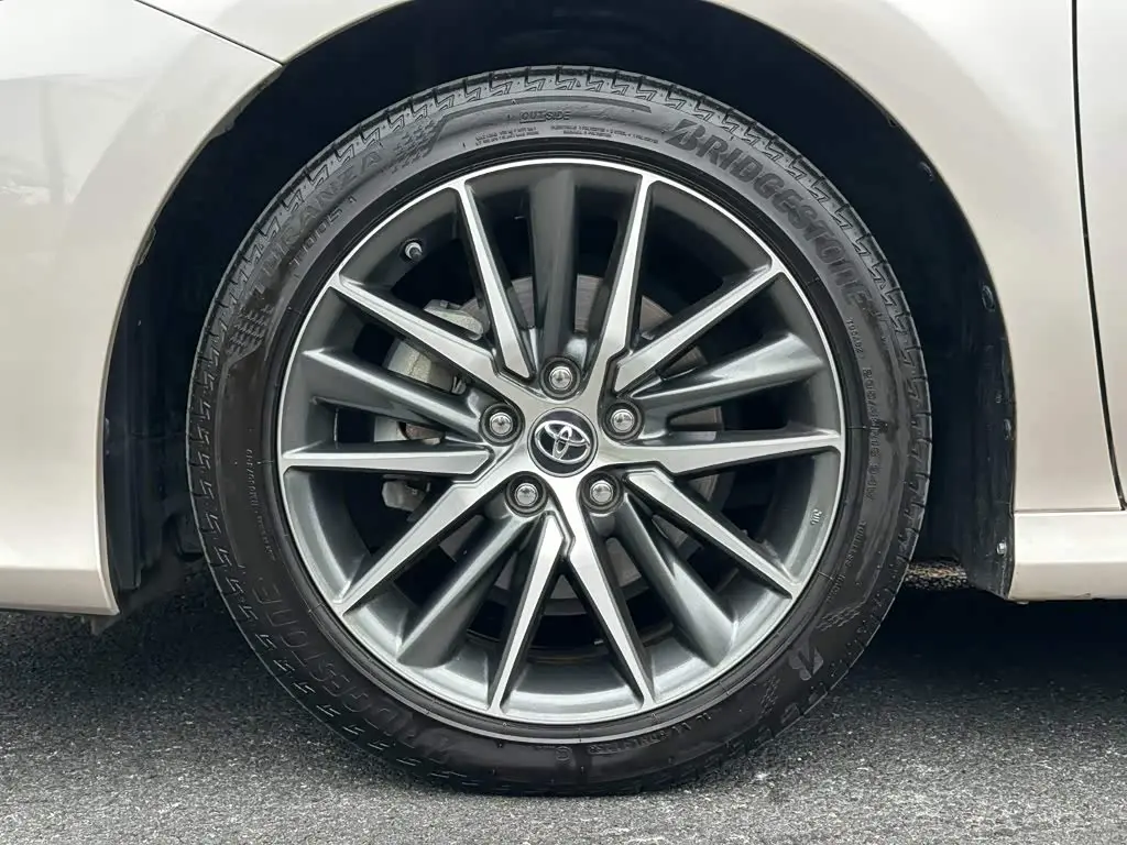 Toyota Camry 2023 — Photo 19/20