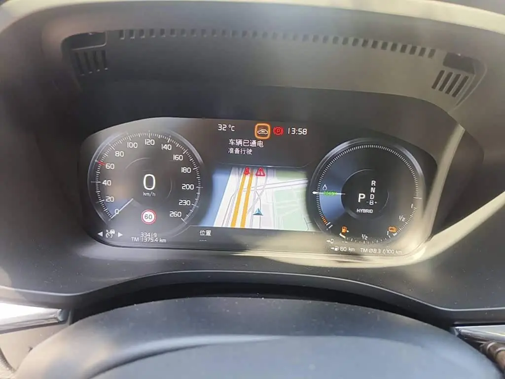 Volvo XC60 Plug-in Hybrid 2021 — Photo 4/13