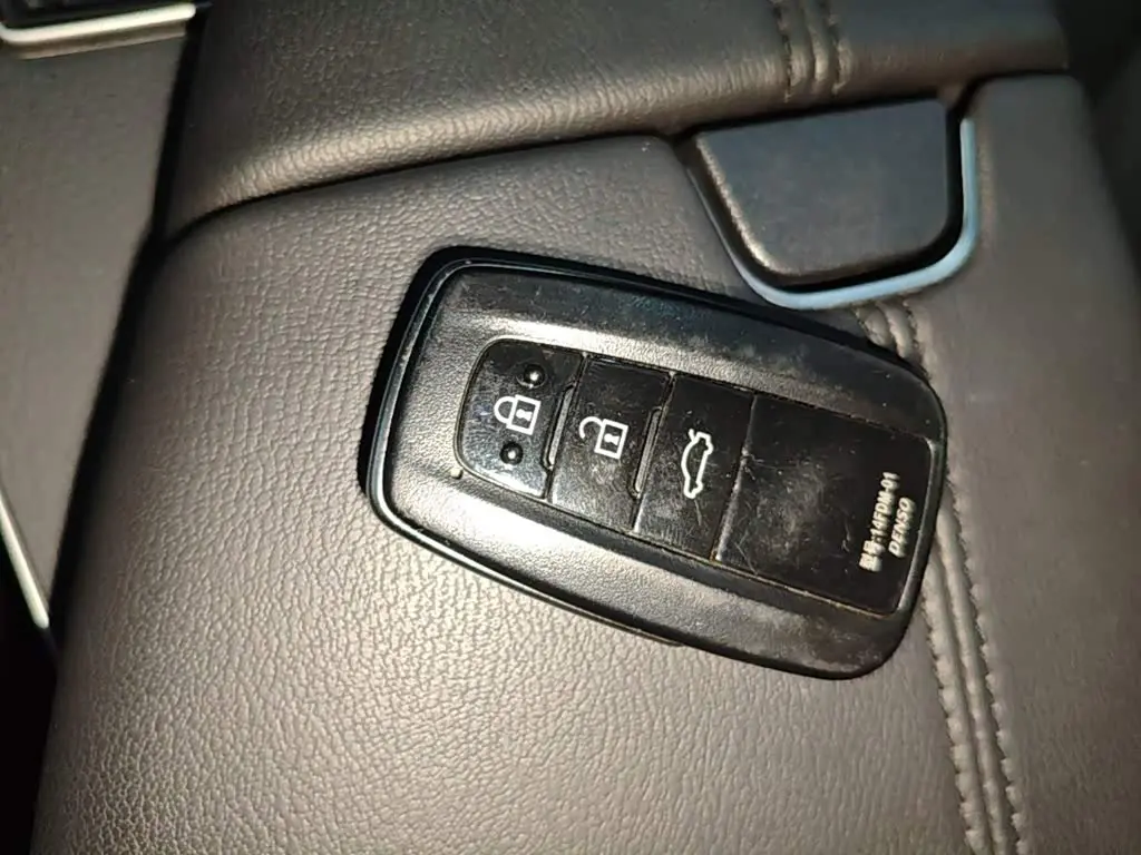Toyota Avalon 2022 — Photo 8/19