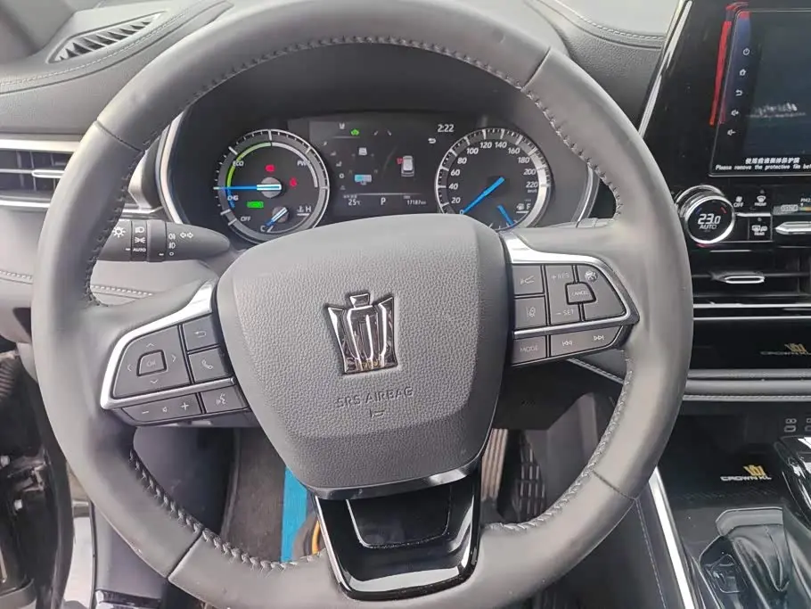 Toyota Crown Kluger 2024 — Photo 15/16