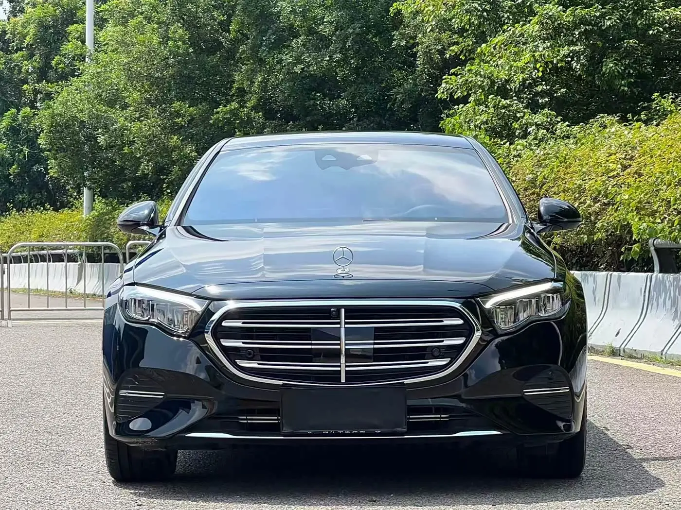 Mercedes-Benz E-Class 2025 — Фото 2/16