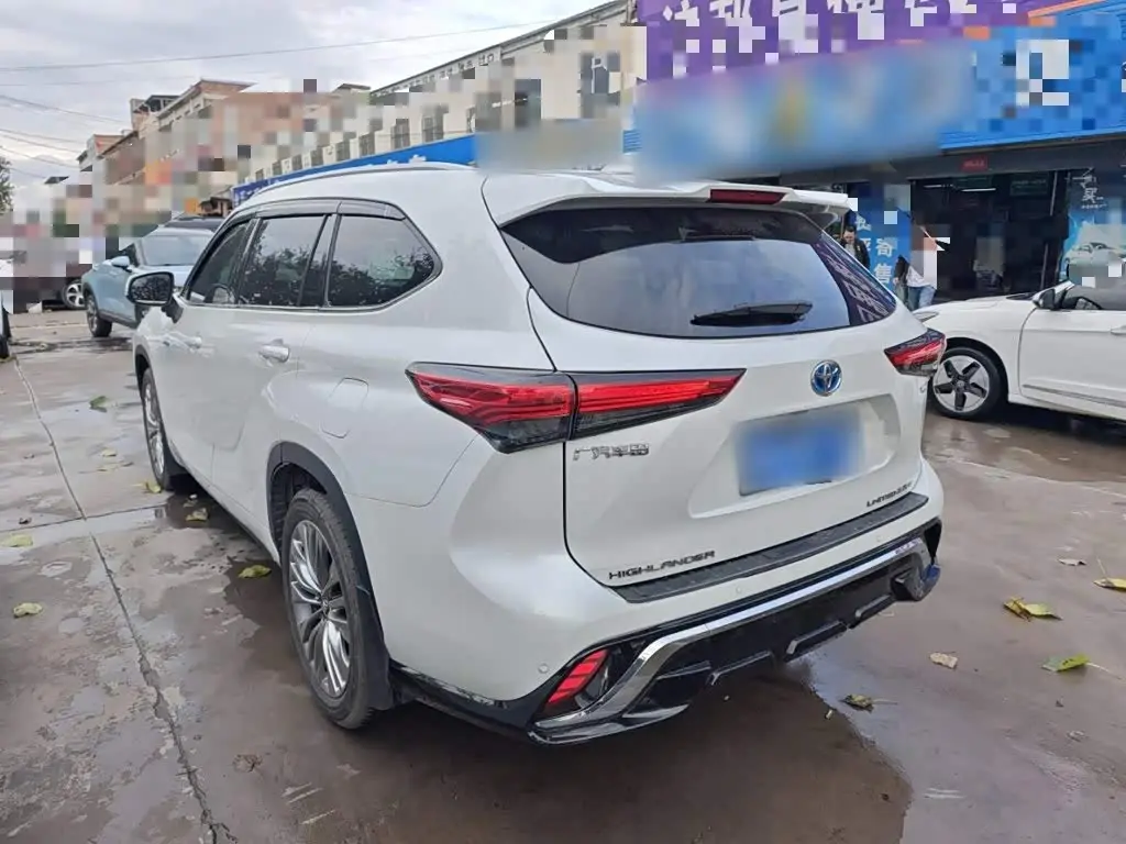 Toyota Highlander 2022 — Фото 13/19