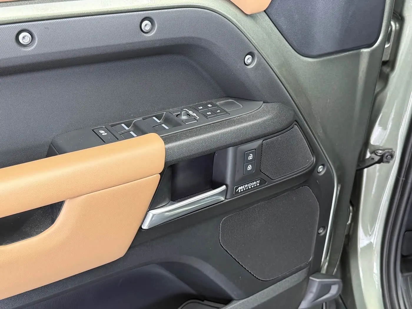 Land Rover Defender 2025 — Photo 15/20