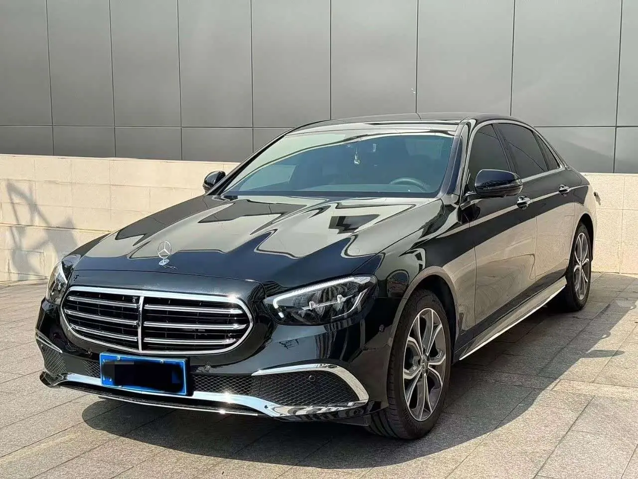 Mercedes-Benz E-Class 2023 — Фото 1/8