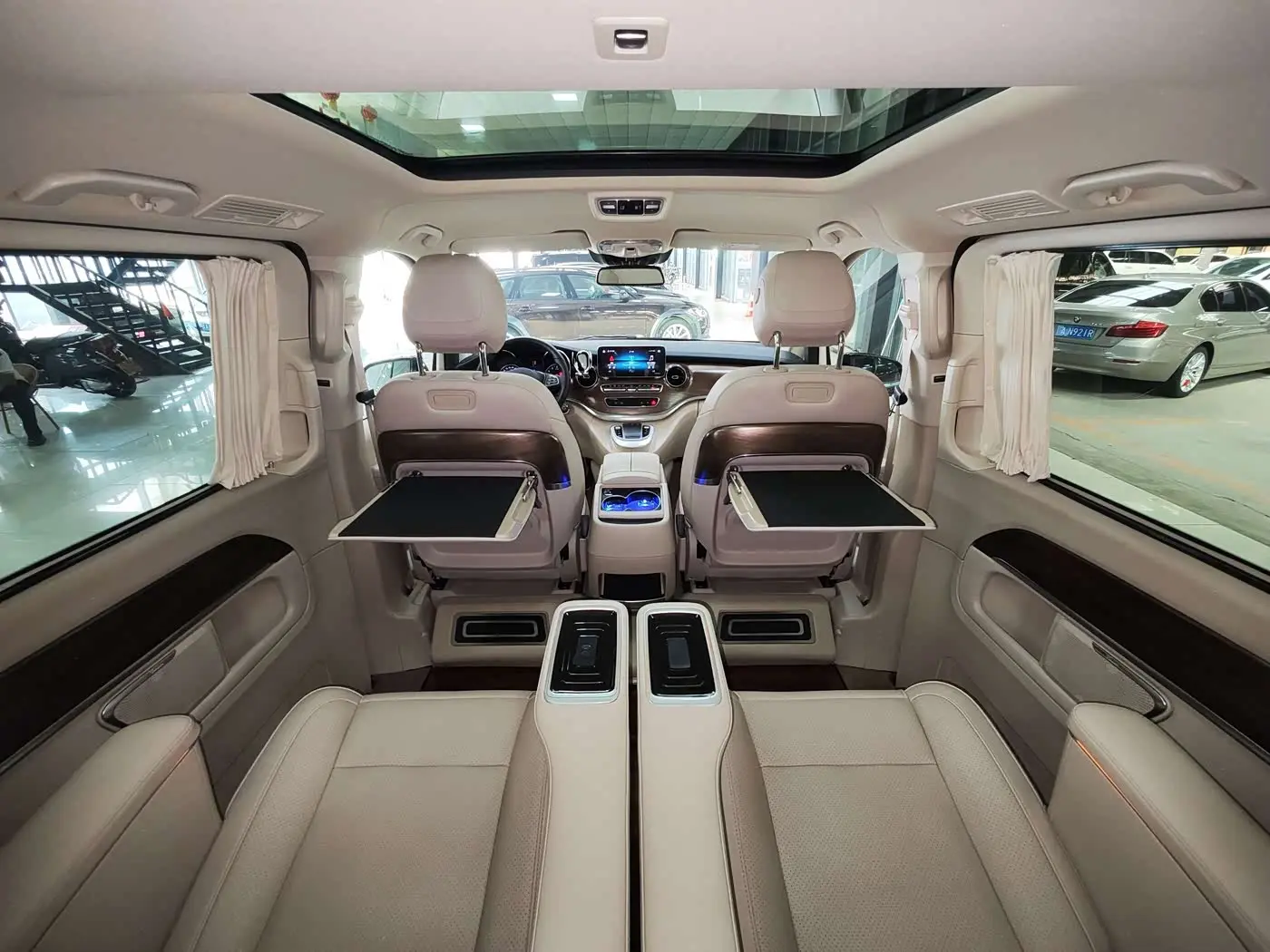Mercedes-Benz V-Class 2023 — Photo 11/20