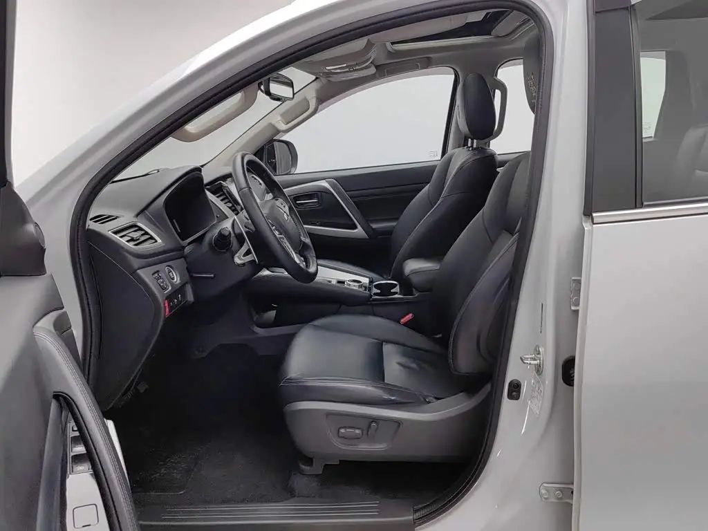 Mitsubishi Pajero Sport 2020 — Фото 10/20