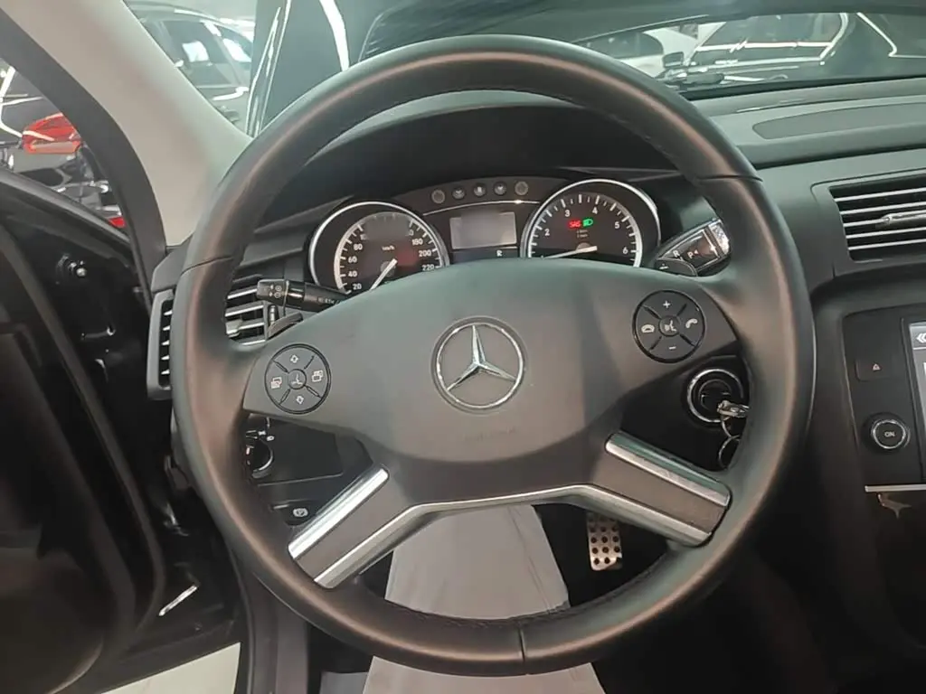 Mercedes-Benz R-Class 2017 — Фото 11/20