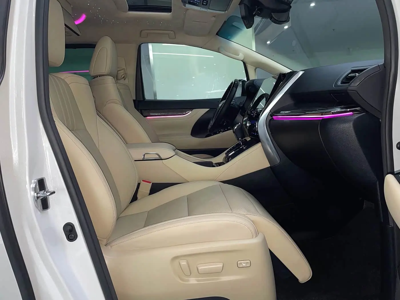 Toyota Alphard 2021 — Photo 11/20