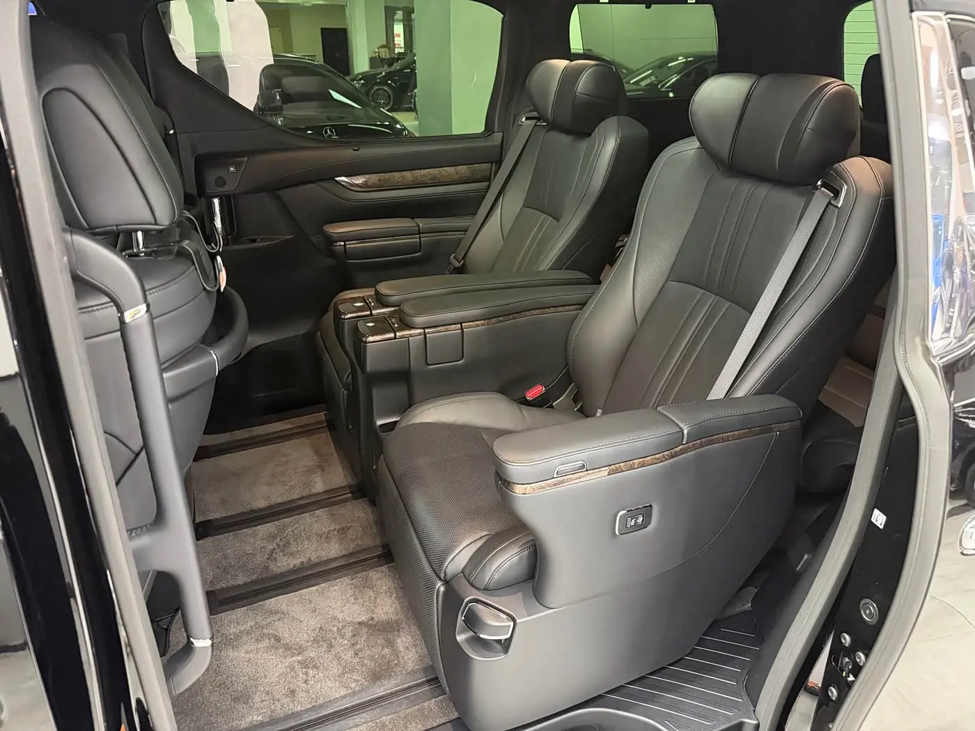 Toyota Alphard 2023 — Photo 12/13