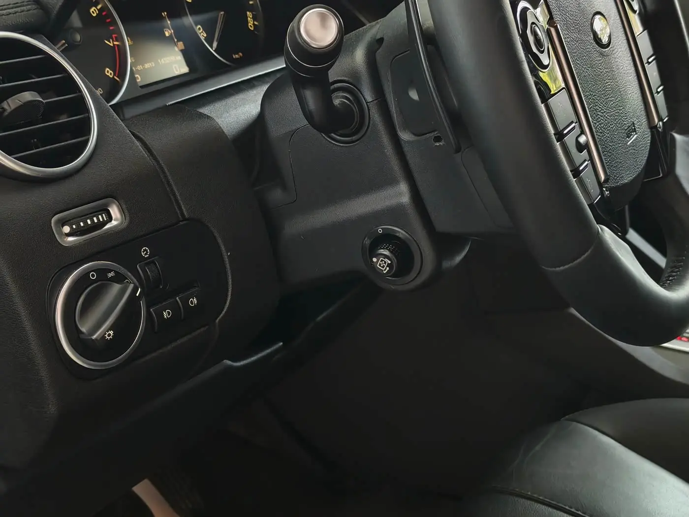 Land Rover Discovery 2016 — Фото 11/20