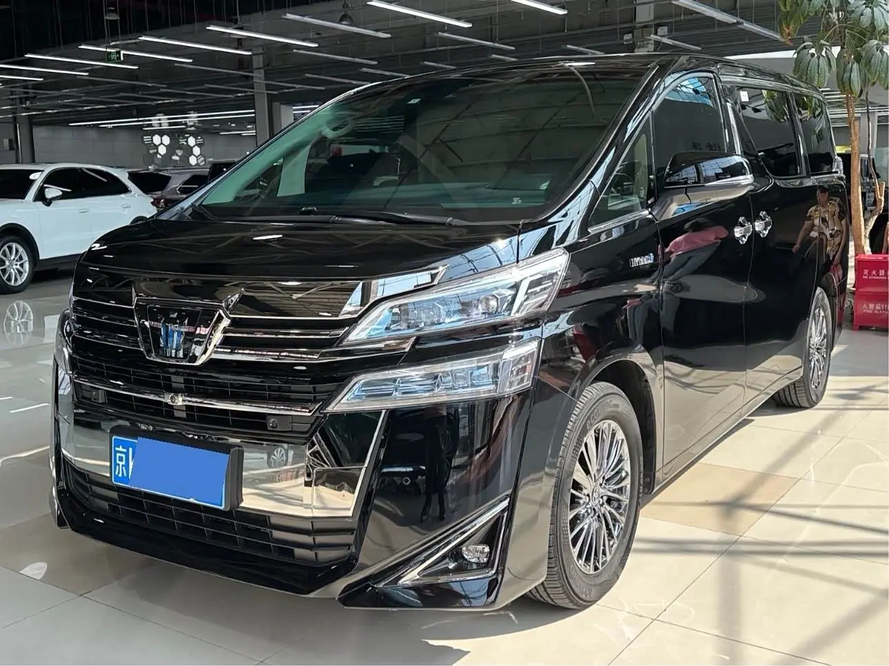 Toyota Vellfire 2020 — Photo 1/19