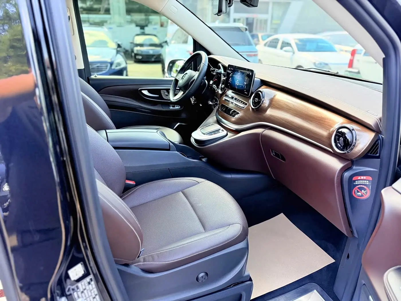 Mercedes-Benz V-Class 2022 — Photo 16/20
