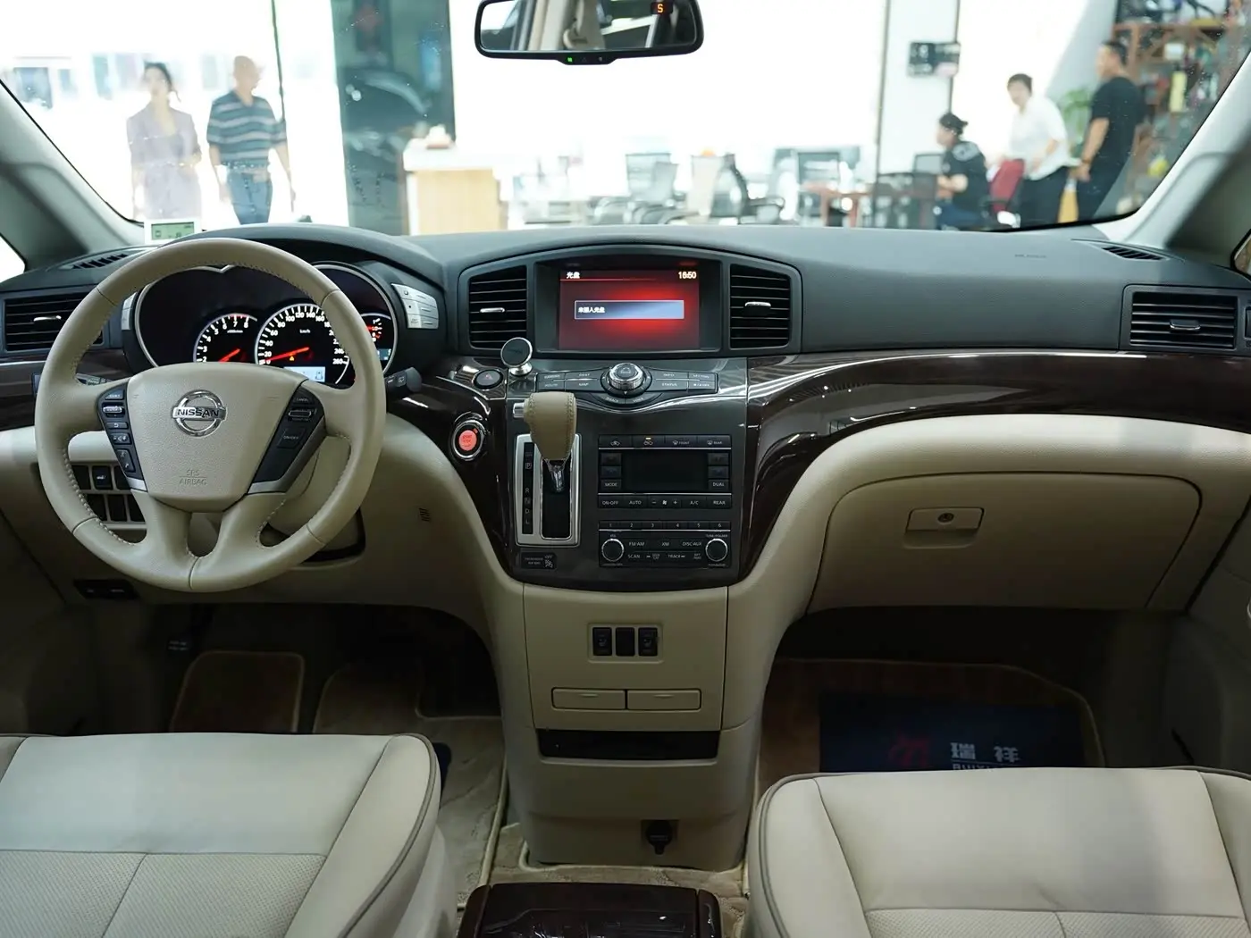 Nissan Quest 2016 — Photo 8/19