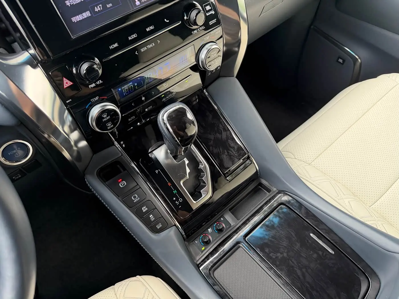 Toyota Vellfire 2021 — Şəkil 13/20