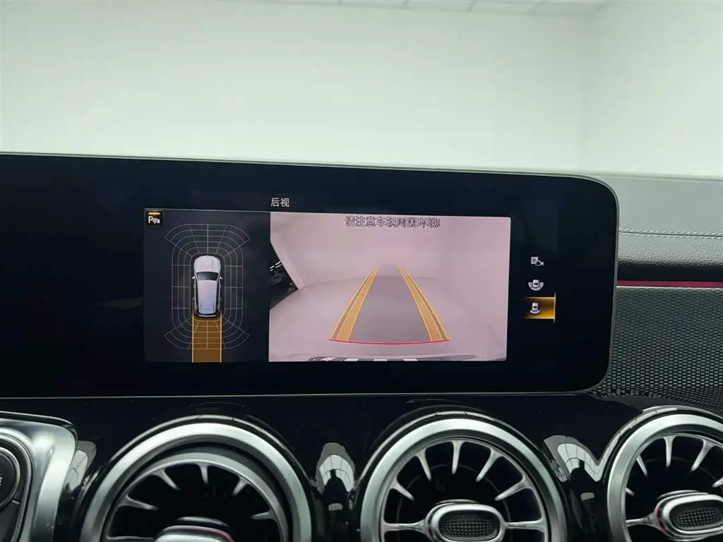 Mercedes-Benz GLB 2020 — Photo 6/20