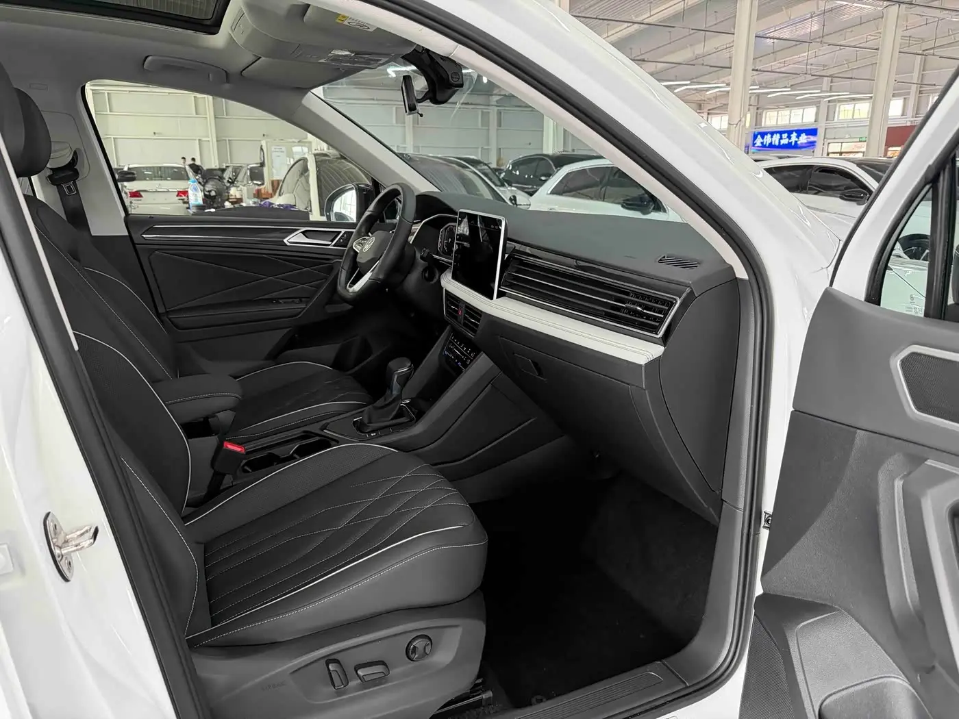 Volkswagen Tiguan L 2023 — Фото 18/20