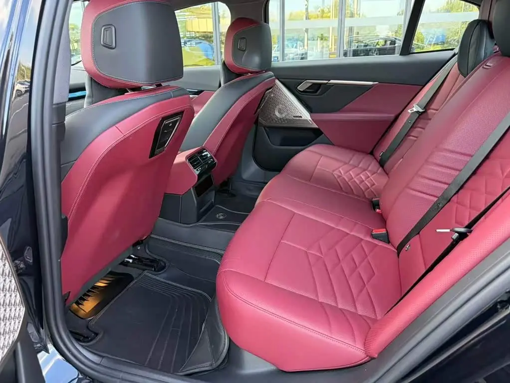 BMW 5 Series 2025 — Photo 8/19