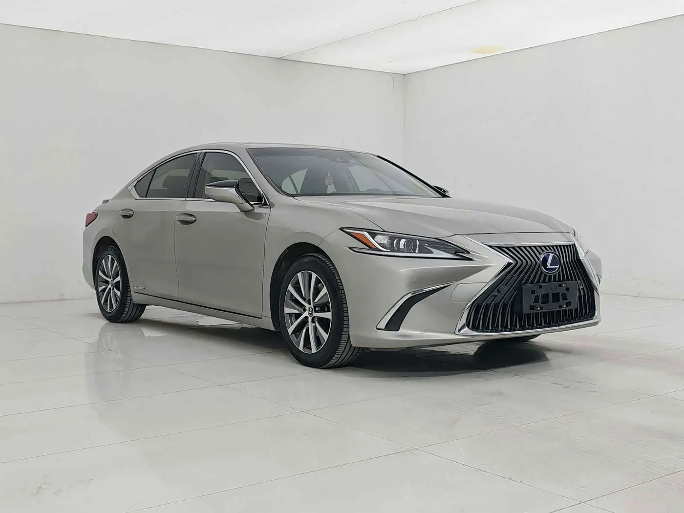 Lexus ES 2019 — Фото 2/20