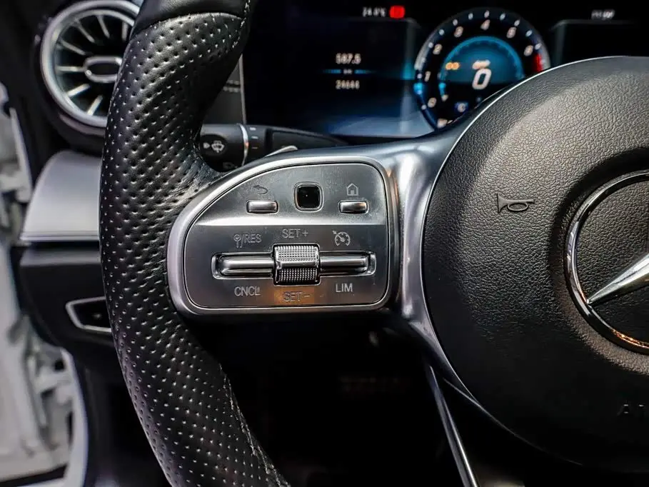 Mercedes-Benz E-Class 2019 — Photo 18/20
