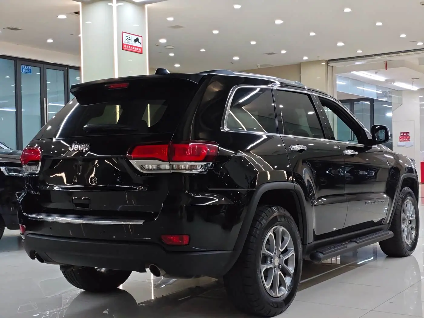 Jeep Grand Cherokee 2021 — Фото 17/20