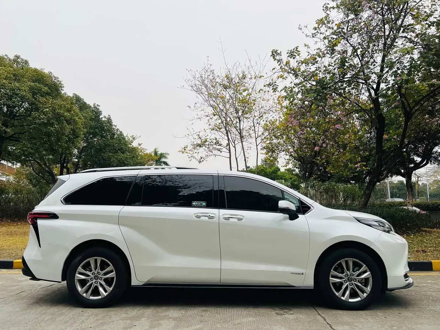 Toyota Sienna 2023 — Photo 7/20