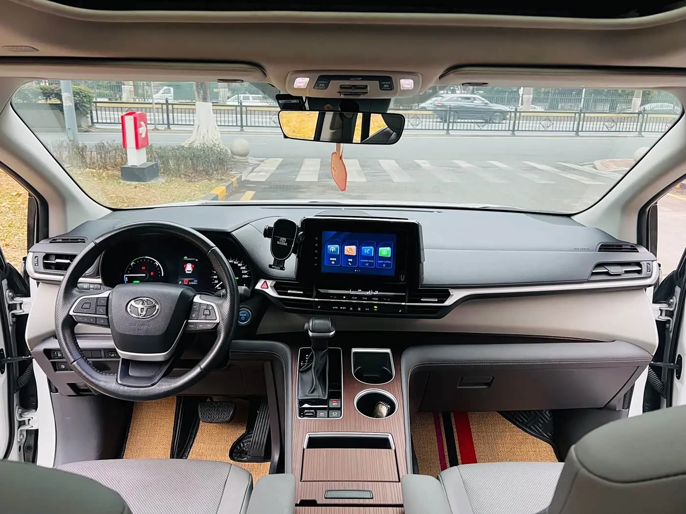 Toyota Sienna 2023 — Photo 15/20