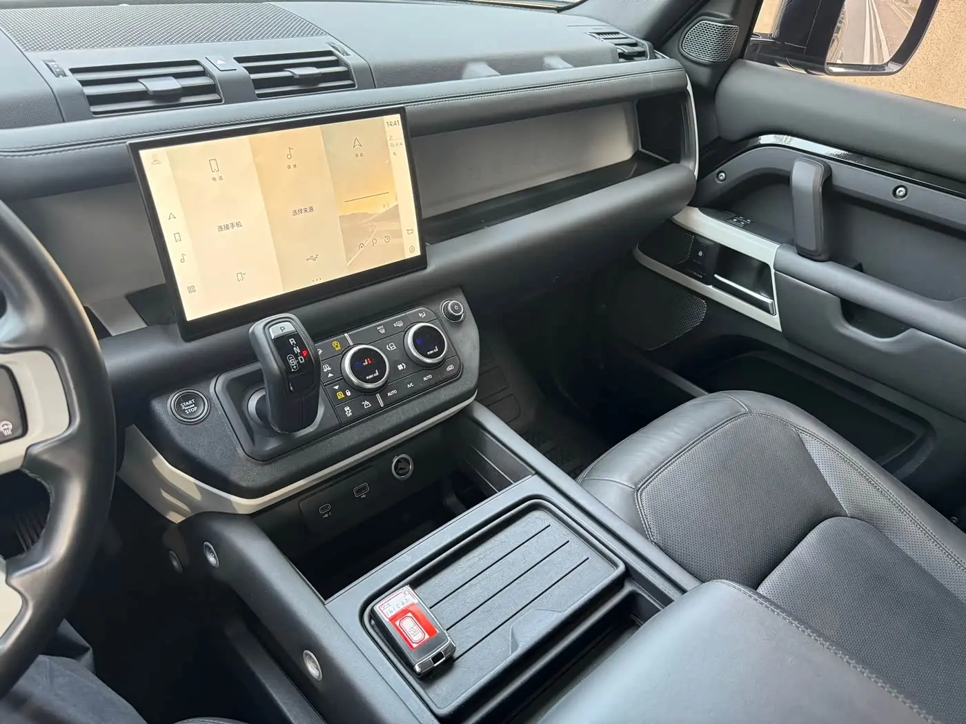 Land Rover Defender 2023 — Фото 12/13