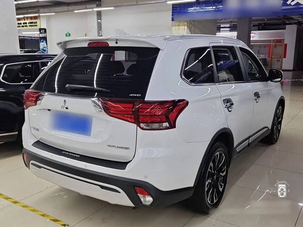 Mitsubishi Outlander 2021 — Photo 7/20