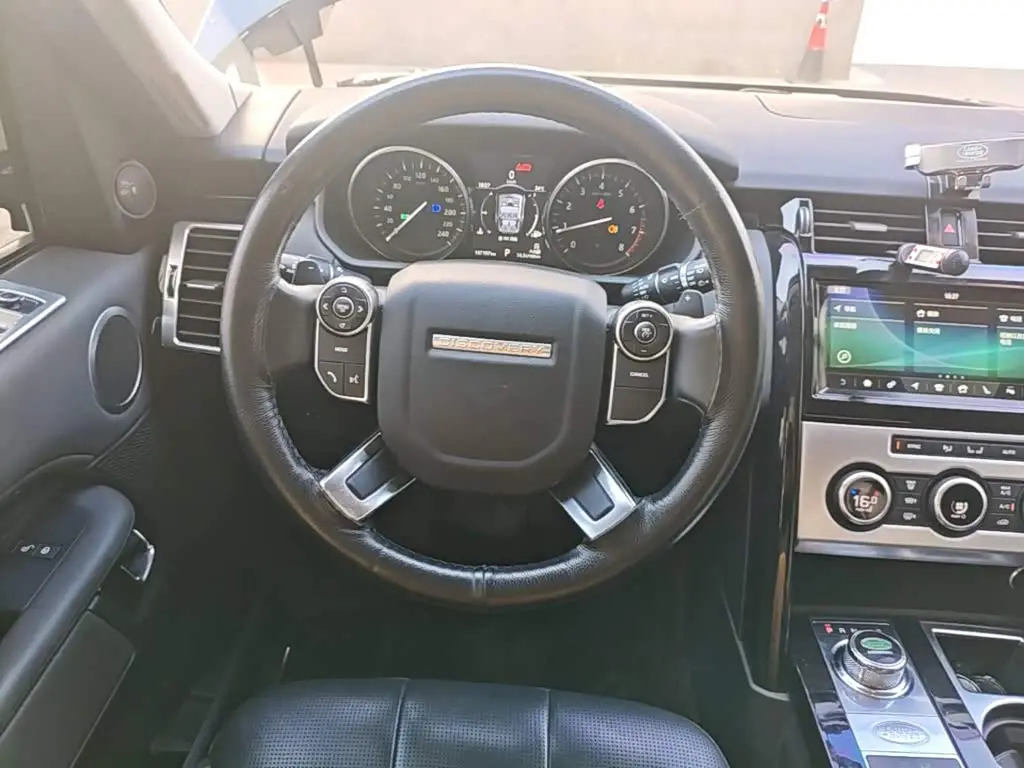 Land Rover Discovery 2018 — Photo 11/20