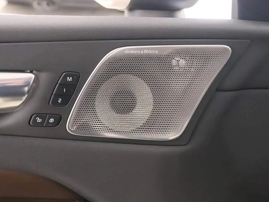 Volvo XC60 Plug-in Hybrid 2024 — Photo 11/19
