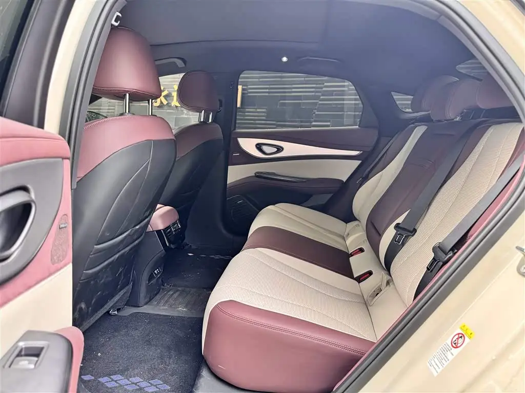 BYD Seal 07 DM-i 2025 — Фото 6/15