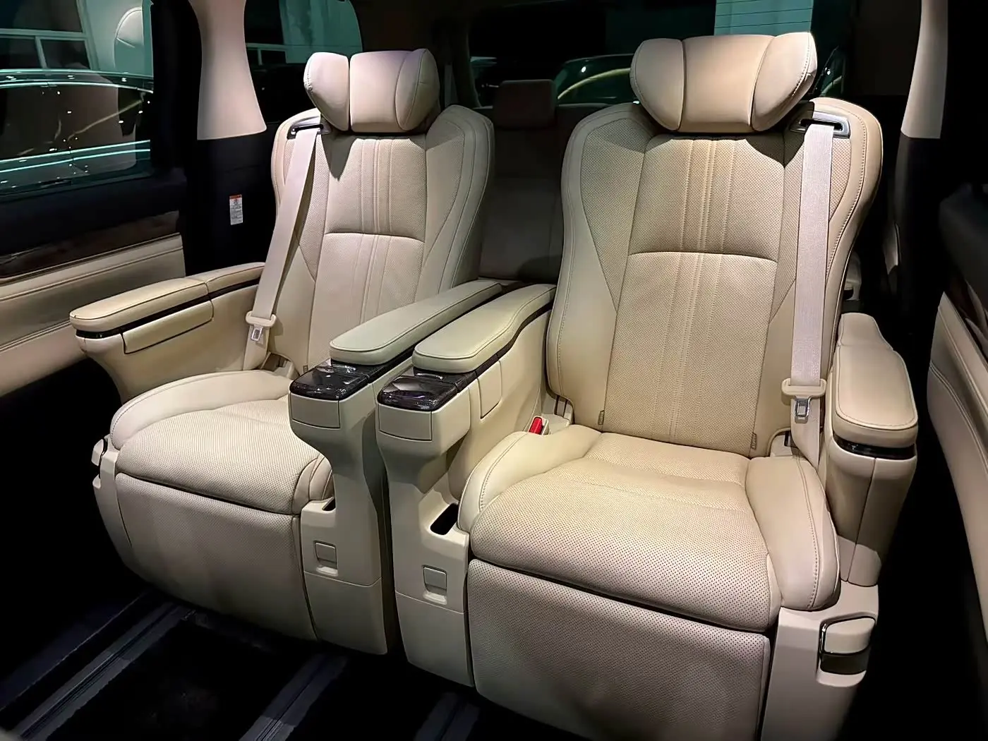 Toyota Vellfire 2022 — Photo 7/9