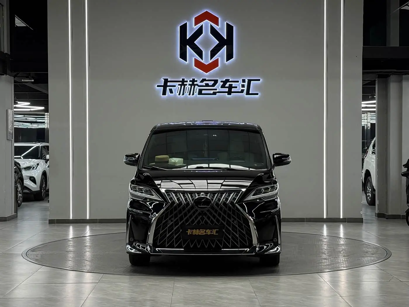 Lexus LM 2021 — Photo 2/15