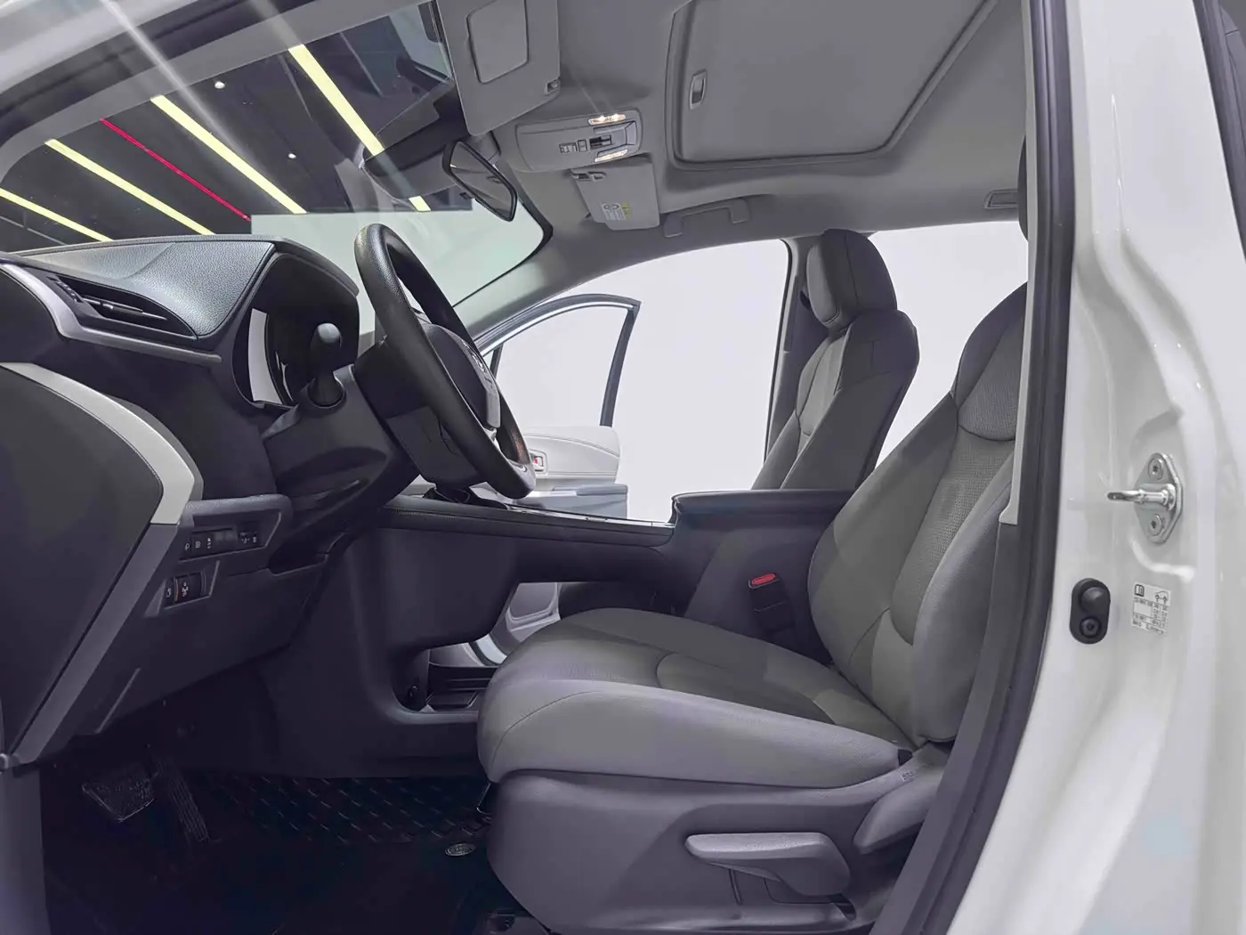 Toyota Granvia 2024 — Photo 5/19