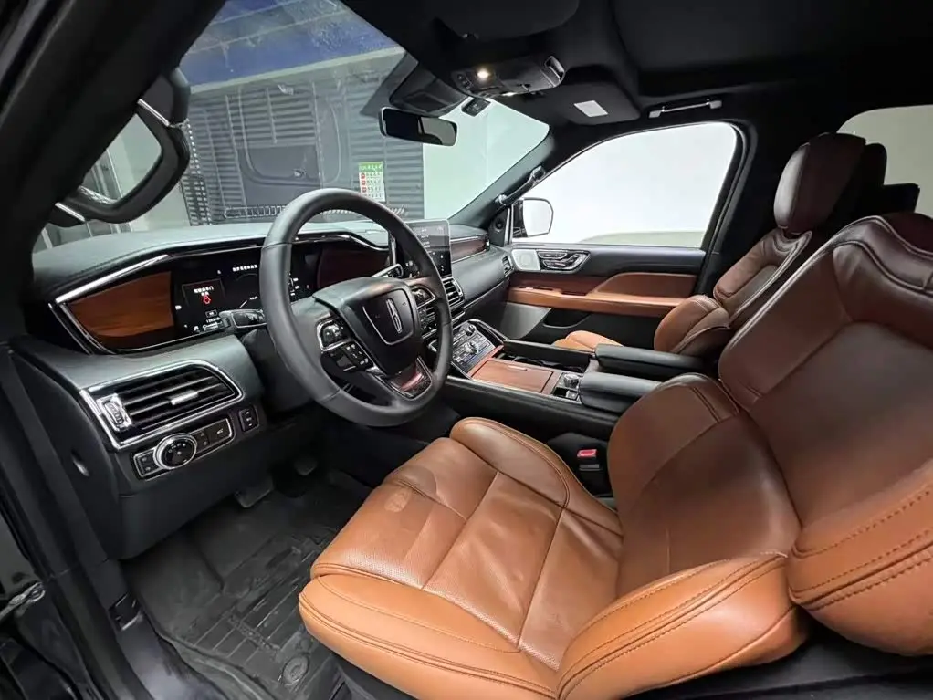 Lincoln Navigator 2018 — Photo 3/20