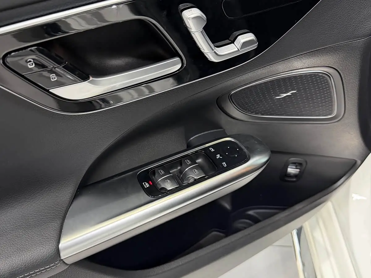 Mercedes-Benz C-Class 2025 — Фото 5/9