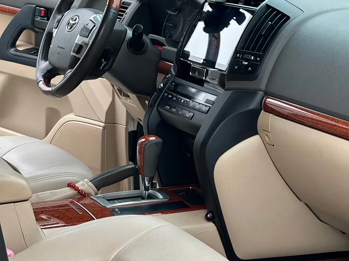 Toyota Land Cruiser 2016 — Photo 7/13