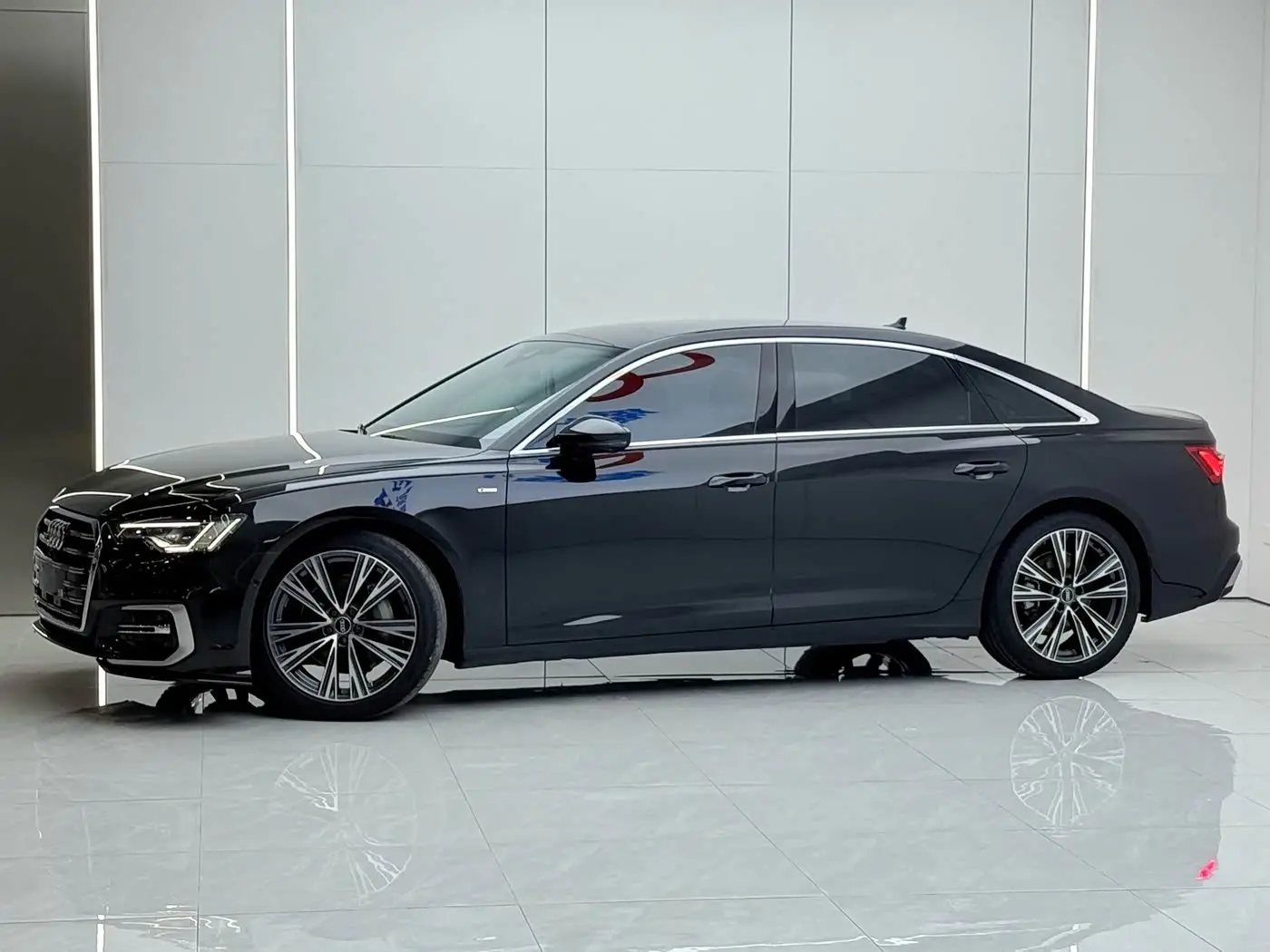 Audi A6L 2023 — Photo 1/15