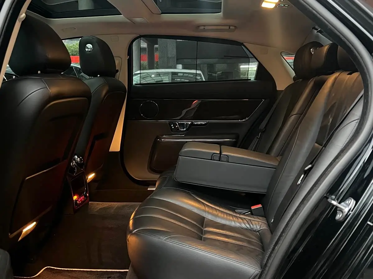 Jaguar XJ 2019 — Photo 11/17