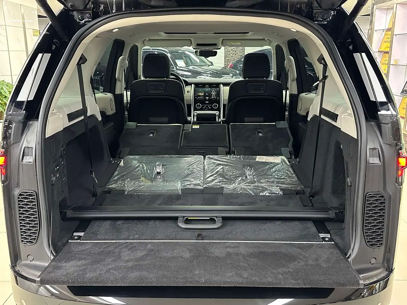 Land Rover Discovery 2022 — Photo 10/20