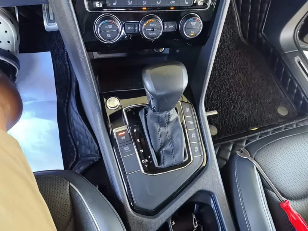 Volkswagen Tiguan L 2021 — Photo 14/20