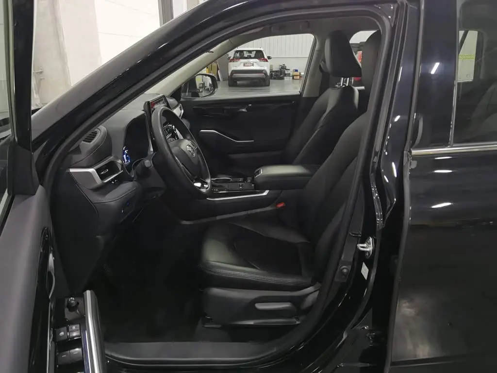 Toyota Highlander 2023 — Photo 10/20