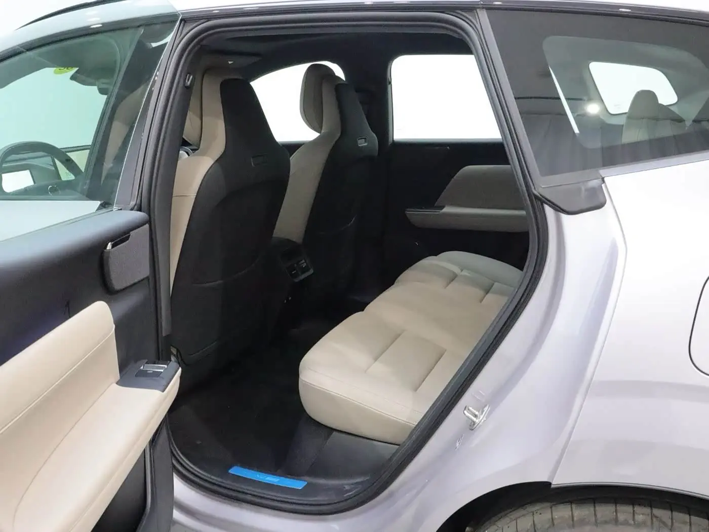 Volvo XC70 Plug-in Hybrid 2025 — Фото 13/20
