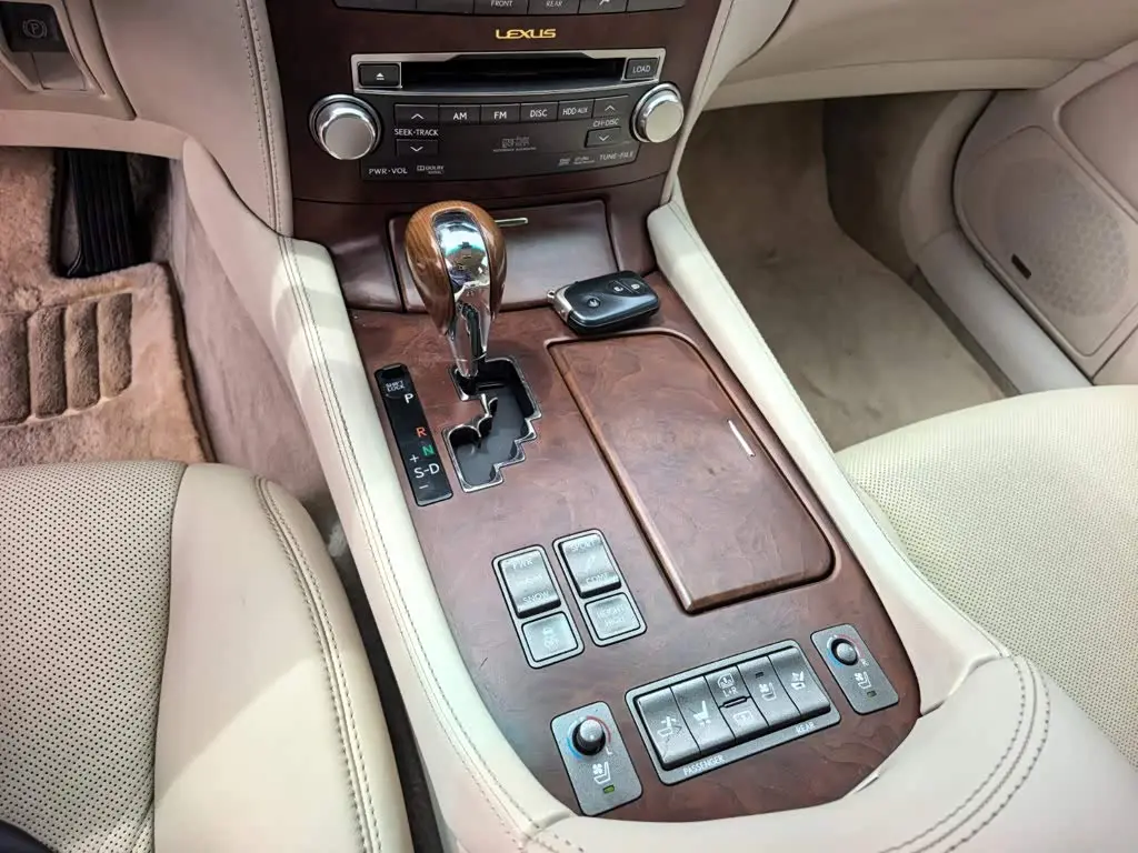 Lexus LS 2010 — Photo 18/18